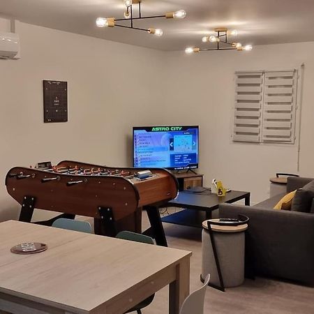 Belle Maison Climatisee Renovee Pac-Man Entre Collegues, Amis, Famille - Barbecue - Netflix - Prime - Baby Foot 50Cts Saint-Seurin-sur-l'Isle Exterior foto